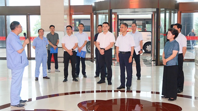 河南省總工會(huì)黨組書(shū)記、常務(wù)副主席李拴成一行到萬(wàn)基控股集團(tuán)調(diào)研