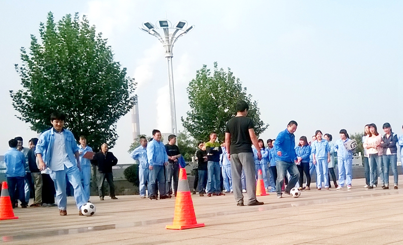 公司工會(huì)組織的迎國(guó)慶職工文體活動(dòng)—足球過(guò)障礙接力賽