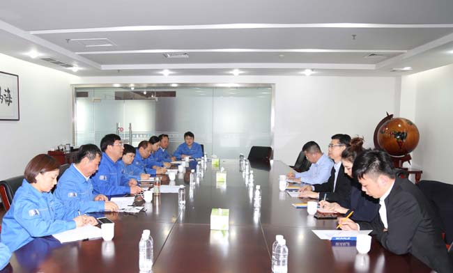 青島城投國際貿(mào)易有限公司總經(jīng)理宋明杰一行到萬基控股集團調研